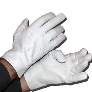 Gants blancs en peau